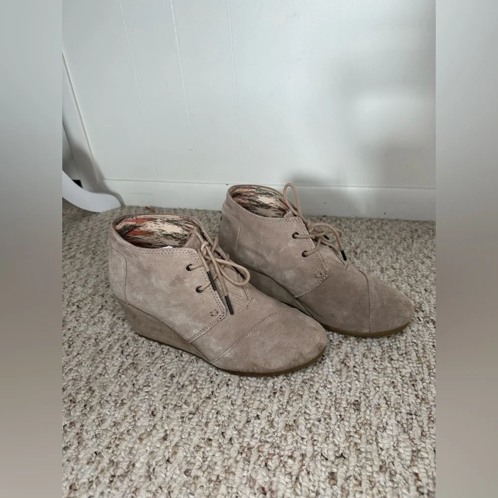 Toms Womens Suede Desert Ankle Boots Taupe Wedge Heels Lace Up Size 10